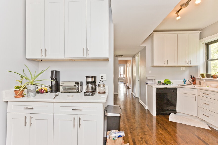 Building Photo - 3253 N Kenmore Ave