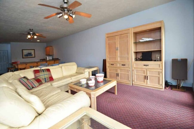 Building Photo - 4 Bedroom || 3 Bathroom home on Leesville Lake