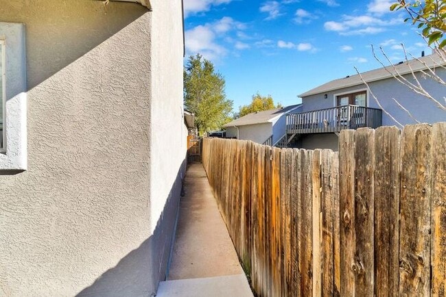 Building Photo - Charming 3 Bedroom Home in Quiet Orchard M...