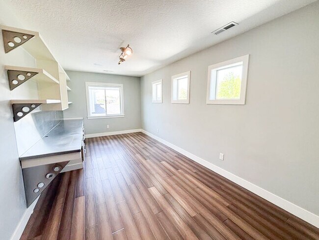 Building Photo - Luxury 5-Bedroom Rental with Pool, Finishe...