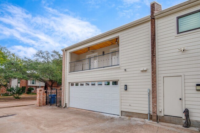 Building Photo - 1037 Town Pl St