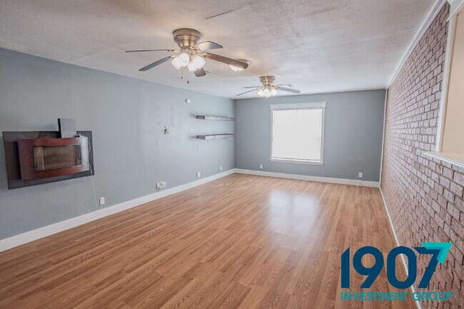 Building Photo - Spacious Rural Retreat in Norman with Open...