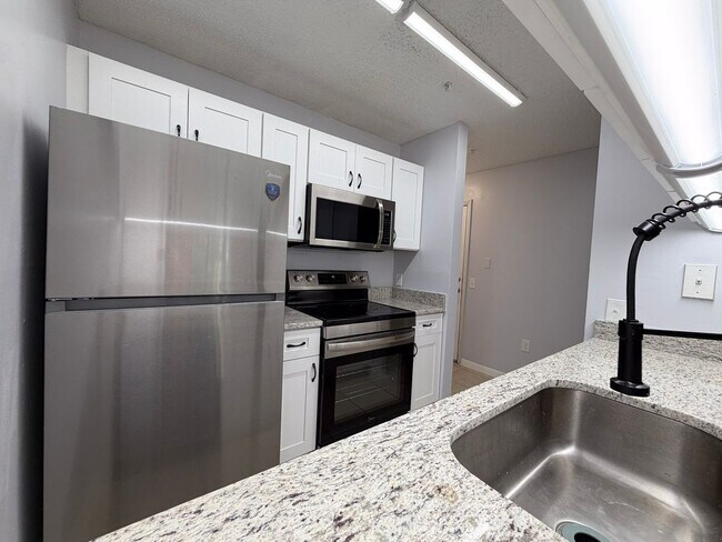 Building Photo - 4BR/4BA Condo off SW 34th Street - available NOW!