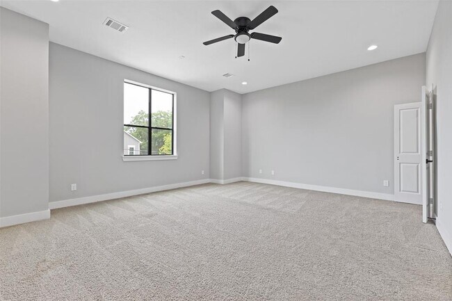 Building Photo - 806 E 39th St