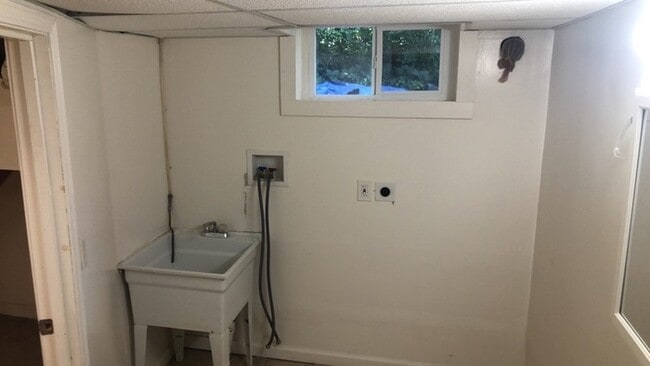 Building Photo - 211 Hadley Ave