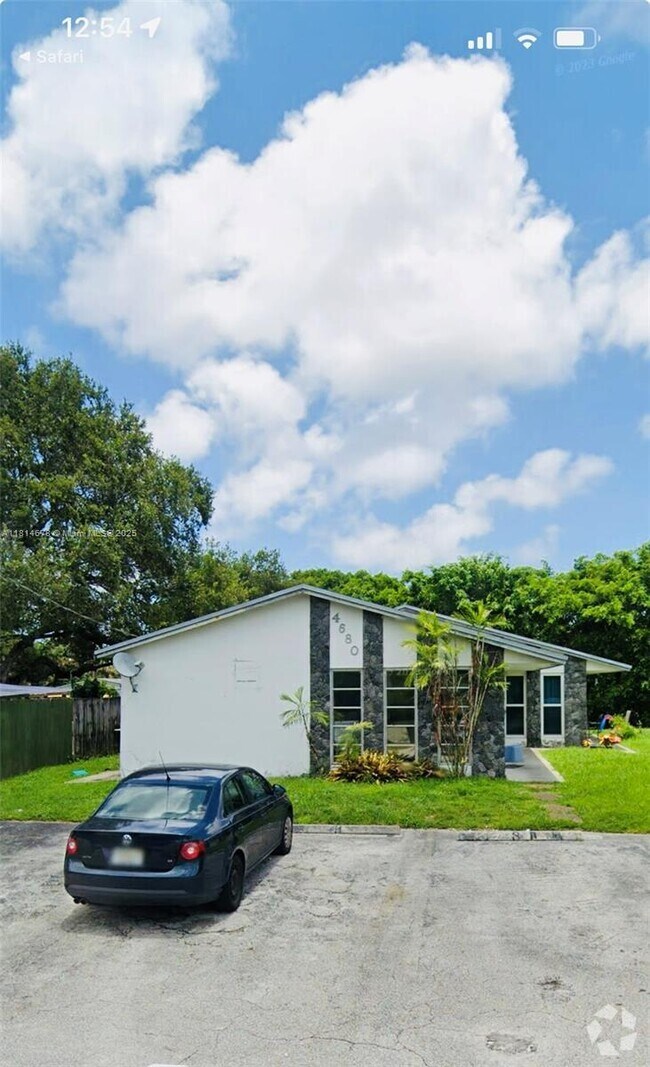 Building Photo - 4680 SW 29th Terrace