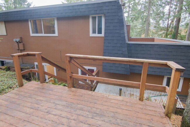 Building Photo - 3 bedroom 2 bathroom duplex in South Eugene!