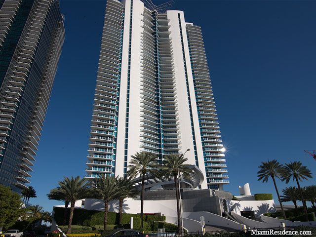 Building Photo - 17001 Collins Ave