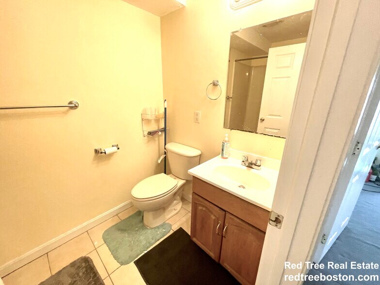 Building Photo - 24 Lawn St