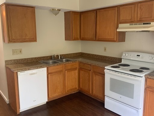 Building Photo - Huge 4 Bedroom 2 bath House with Garage