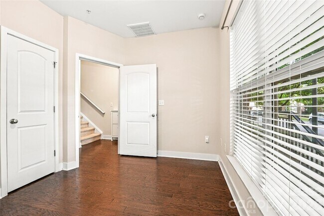 Building Photo - 732 Seigle Point Dr