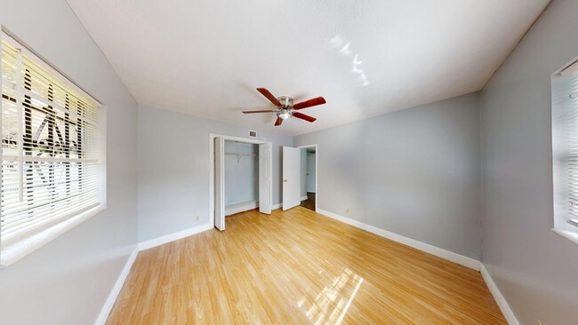 Building Photo - 3BR/1BA HOUSE - Riverview Area  **HALF OFF...