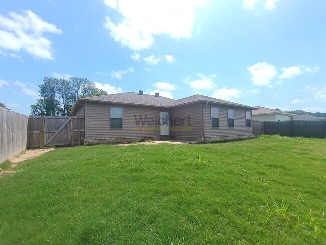 Building Photo - Modern 4Bed/2Bath house with fenced backyard and garage