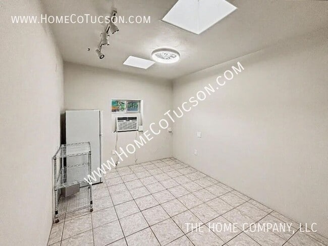 Building Photo - 713 N Erin Ave