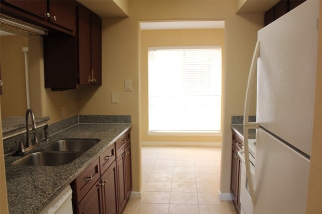 Building Photo - 16111 Aspenglenn Dr