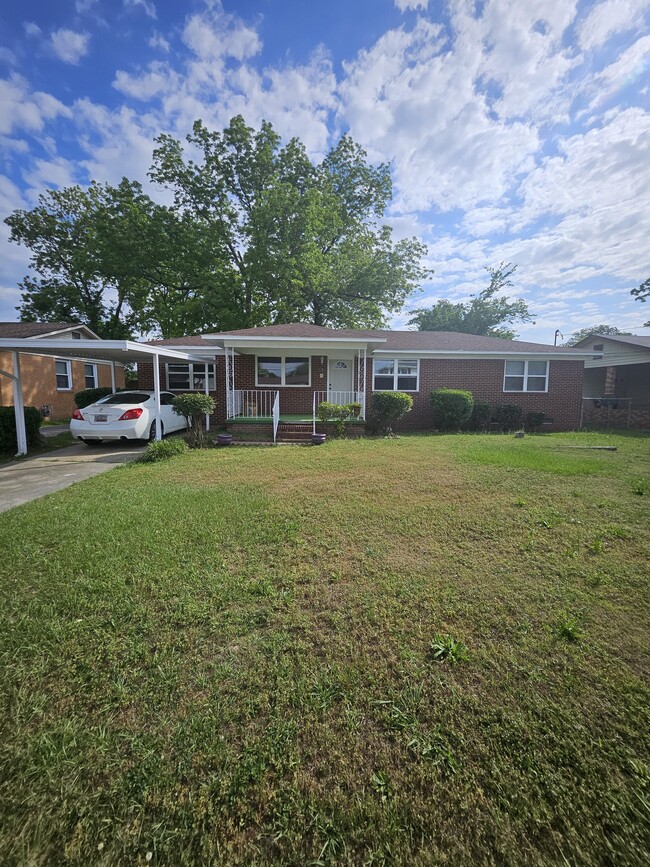 Primary Photo - 118 E Walker St