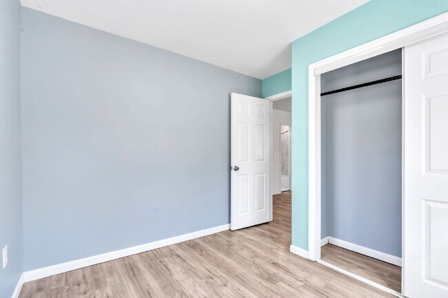 Building Photo - 2BR/1BA Triplex apartment home move-in ready!! $850/mo**