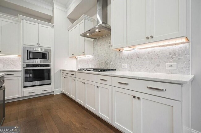 Building Photo - 123 Village Green Ave