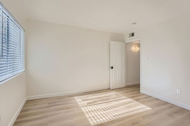 Building Photo - Updated 1BR in Prime DTC Location