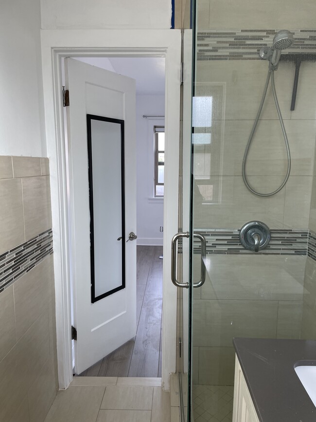 Shower - 24683 Woodward Ave