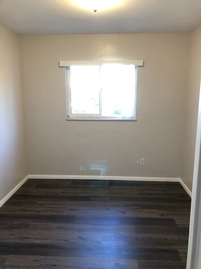 Building Photo - COMING SOON--3 bedroom 1 bath apartment walking distance to USD campus