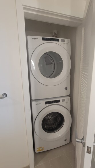 Washer-Dryer - 2510 6th Ave