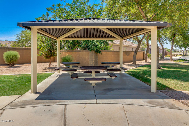 Building Photo - 433 E Jasper Dr