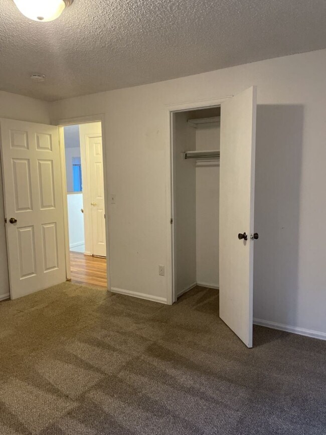 Building Photo - Start a Lease by 4/17 and get $250 off 1st Month!