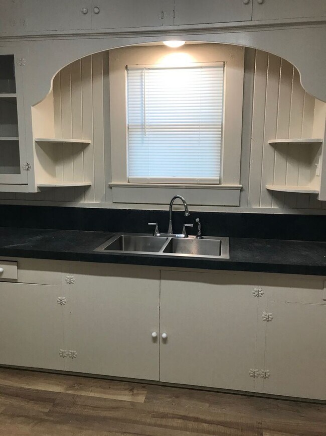 Building Photo - 2 bedroom 1 bath home for lease