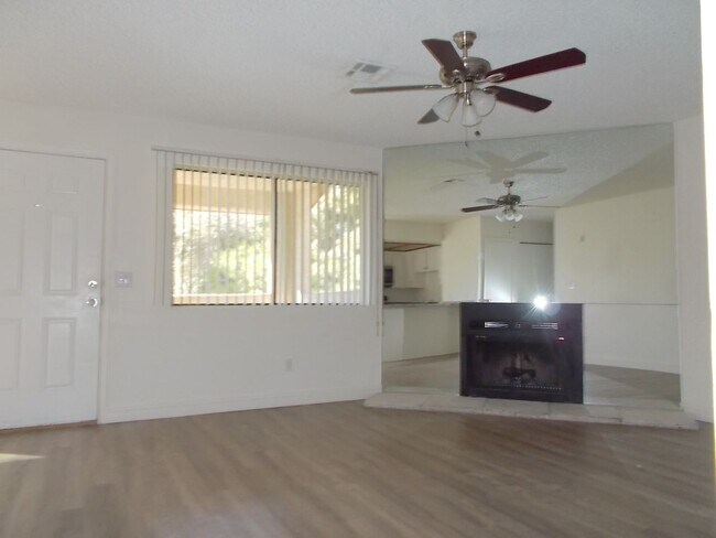 Building Photo - Charming 2-Bed, 2-Bath Condo with Balcony and Pool Access in Las Vegas