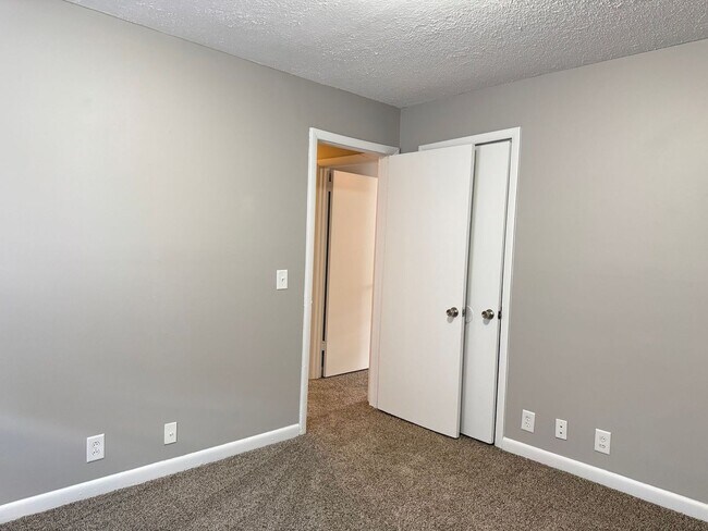 Building Photo - Brick 3 bedroom ranch, large living room, ...