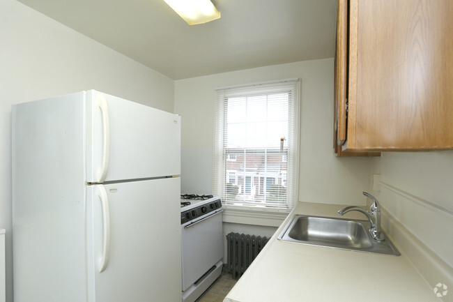 One Bedroom - Kitchen - Welcome to Red Oak Apartments in Hamilton,...