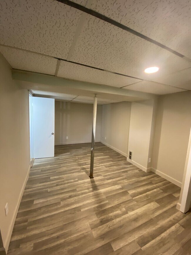 Building Photo - Updated 3 Bedroom 2.5 Bathrooms
