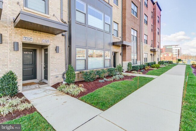 Building Photo - 44752 Tiverton Sq