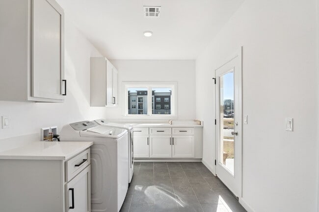 Building Photo - Fully Furnished 4 Bedroom + Bonus Room