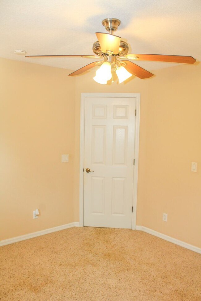 Building Photo - WOW-WATER & ELECTRICITY-INCLUDED IN RENT! MOVE IN JUNE! FANTASTIC 3x2.5 WITH 2 CAR GARAGE!!