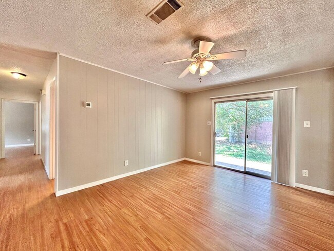Building Photo - 3 Bed, 2 Bath Home – Fully Equipped & Move...