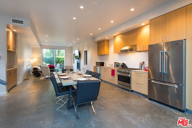 Building Photo - 709 Flower Ave