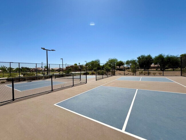 Building Photo - BRAND NEW CARPET 3 Bedroom 2 Bathroom Spacious Floorplan!