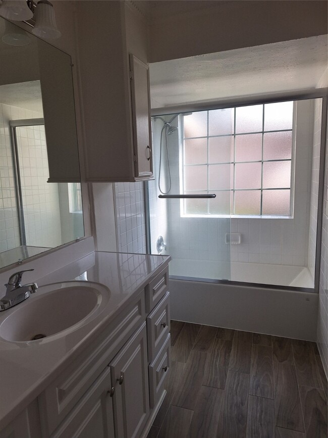 Building Photo - 4030 Knoll Glen Dr