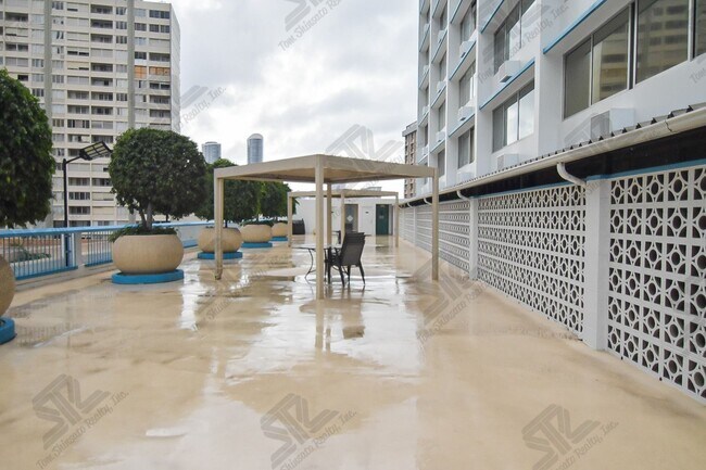 Building Photo - Updated Studio at Kapiolani Terrace
