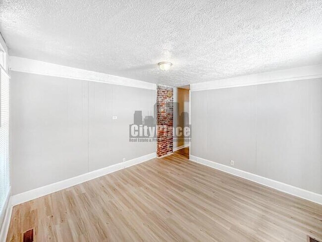 Building Photo - 1319 W 27th St