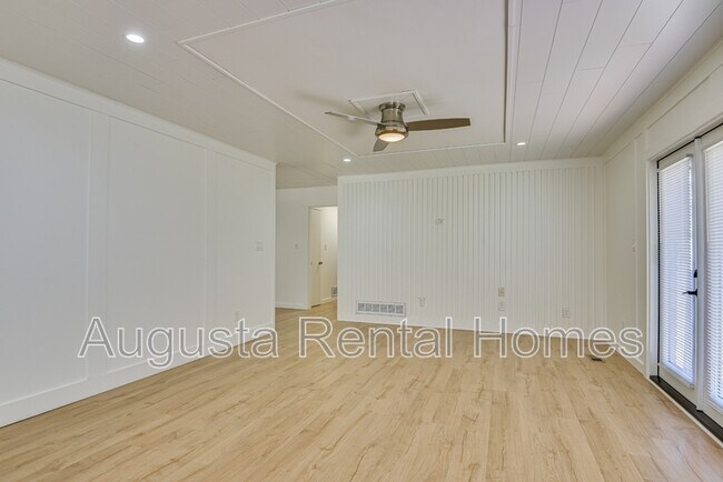 Building Photo - 3137 Edinburgh Dr