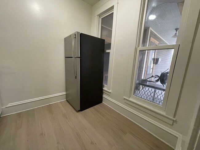 Building Photo - 517 W Maple Ave