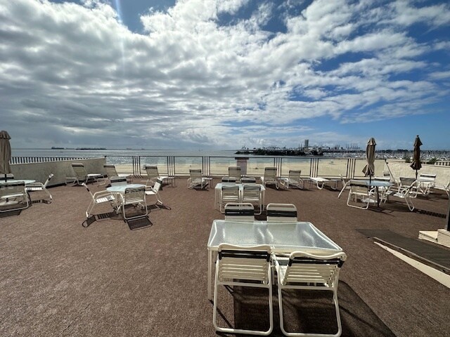 Privaate pool area - 1140 E Ocean Blvd