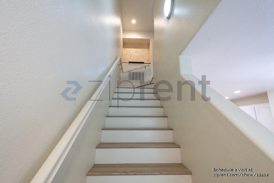 Building Photo - 16935 Laurel Hill Ln