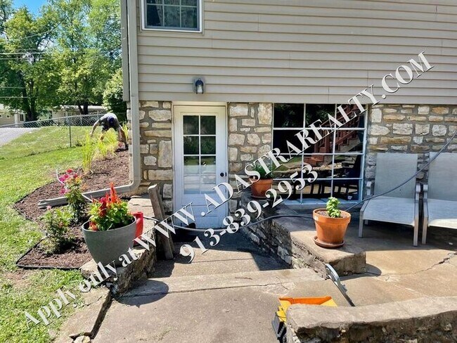 Building Photo - Beautiful Ranch Home in Shawnee-Available ...