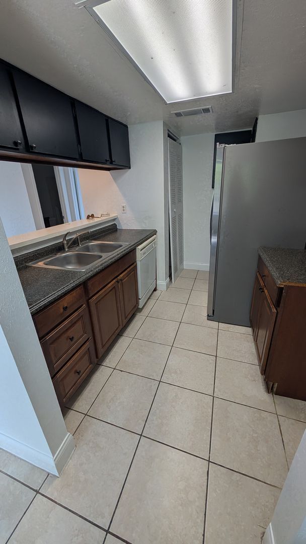 Building Photo - One Bedroom with balcony.