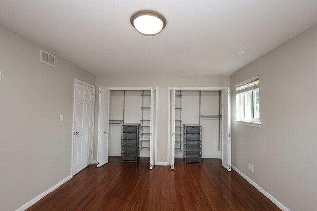 Building Photo - 613 Leamington Ave