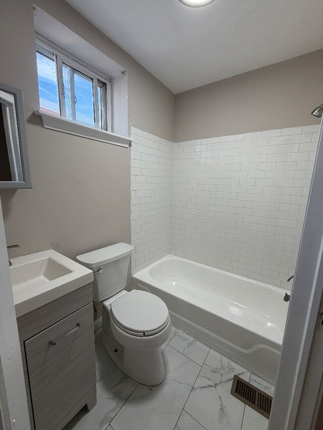 Building Photo - 424 Emerald St